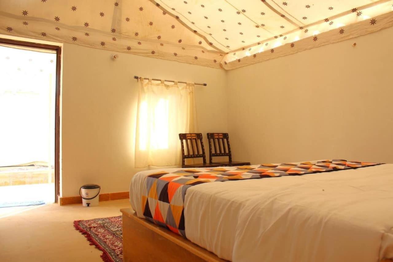 Saffron Heritage Desert Camp Jaisalmer Rum bild