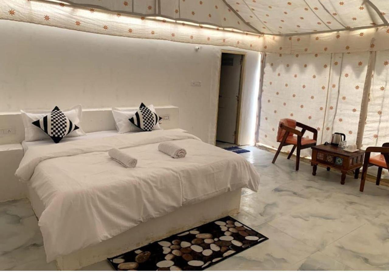 Saffron Heritage Desert Camp Jaisalmer Rum bild